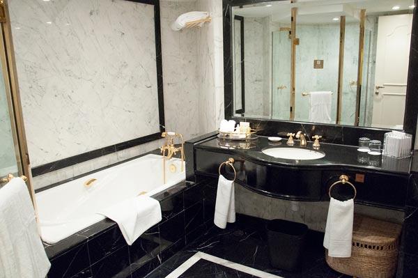 New Orient Landmark Hotel Макао Экстерьер фото A bathroom in a hotel